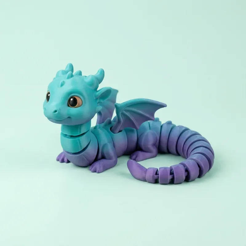 Dragón articulado turquesa y morado enroscado en forma de S, con alas pequeñas